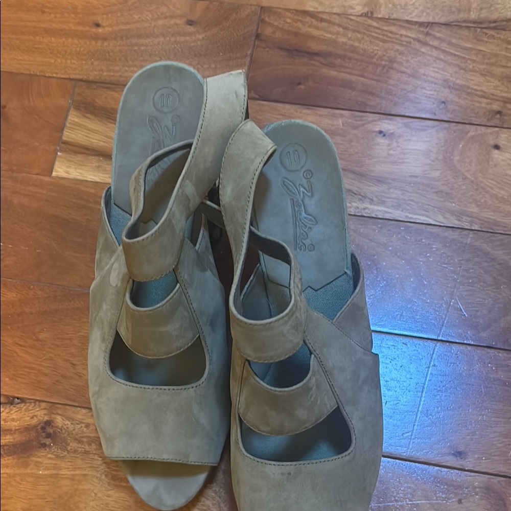 Zodiac suede leather light green sandals size 10 new condition